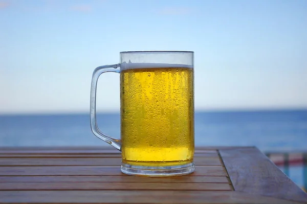Masada bir bardak bira.