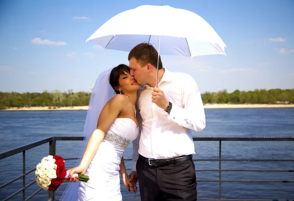 Close-up van jonge mooie liefdevolle paar kussen onder paraplu — Stockfoto