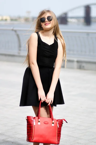 Fiatal hölgy fekete szoknya, ujjatlan póló, divat táska Erzsébet — Stock Fotó