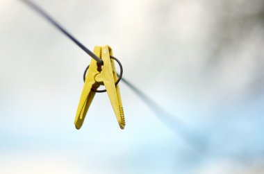 Bir çamaşır satırındaki sarı elbise peg