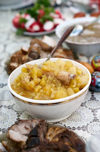 Puré de papa con cebollas fritas y costillas de lomo en un tazón pequeño — Foto de Stock