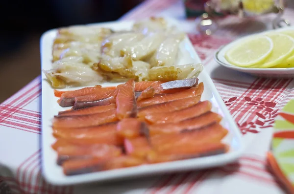 Somon ve bir yemek masası üzerinde halibut füme. Soğuk balık kesim üzerinde bir