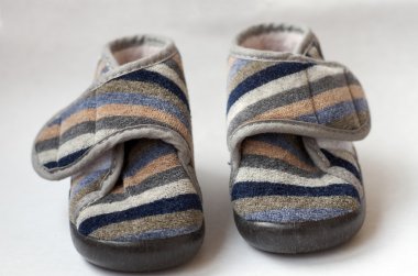 Childs'ın ayakkabı beyaz bir arka plan üzerinde renkli