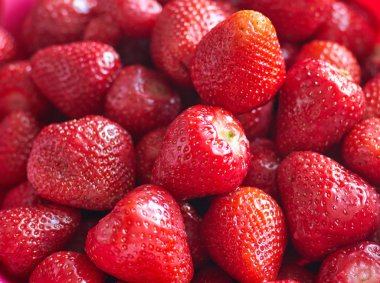 Taze kırmızı parlak çilek. Makro, üstten görünüm