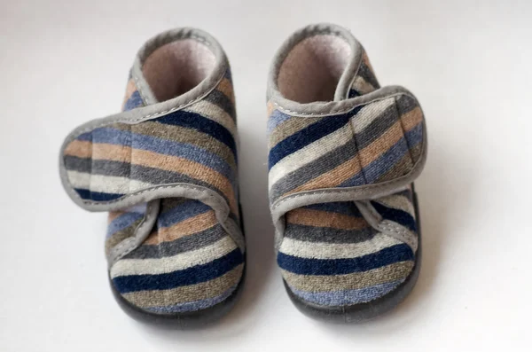 Bambini scarpe colorate su uno sfondo bianco — Foto Stock