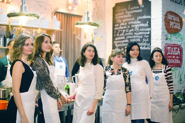 Clase de cocina, culinaria, comida y concepto de personas —  Fotos de Stock