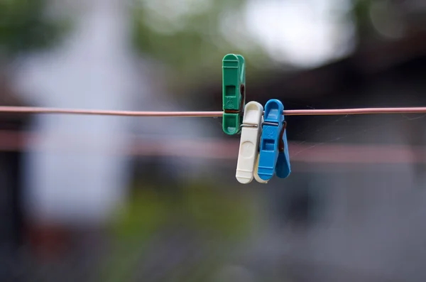 Verde, branco, azul peg roupas em uma linha de lavagem — Fotografia de Stock