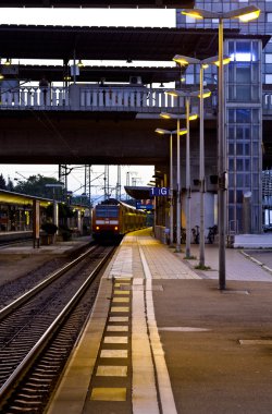 Tren tren istasyonunda sabah erken geldi.. 