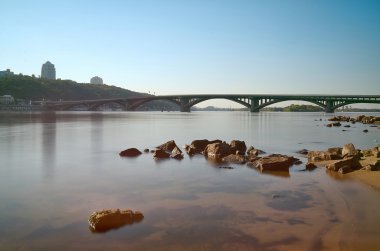 Sabahları Kyiv Metro Köprüsü