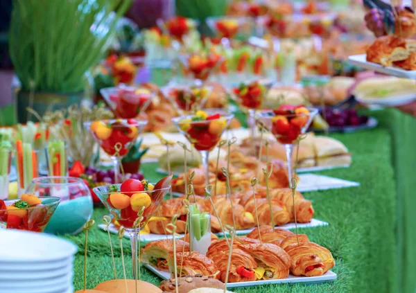 Ontbijtbuffet lijn voor lunch en diner. Buffet selfservice voedsel — Stockfoto