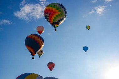 Hradec Kralov, Çek Cumhuriyeti - 6.09.2025: Çek Cumhuriyeti 'nde sıcak hava balonları festivali. 81 sıcak hava balonu aynı anda gökyüzüne uçtu. Yüksek kalite fotoğraf