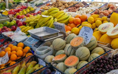 İtalya 'daki sabah marketinde taze meyve. Kiraz, kavun, muz, vitaminler ucuzdur. Roma. Yüksek kalite fotoğraf