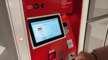 Zürih tren istasyonunda bagaj deposu. Bagaj odasına bağlantım yok. Kız ödeme için kodu tarıyor. Avrupa, İsviçre. Yüksek kalite 4k görüntü