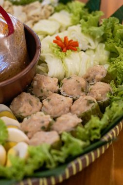 Otantik Endonezya Siomay köfteleri, tatlı (acı kavun), lahana, tofu ve fıstık sosu ve marul ile servis edilen haşlanmış yumurta, geleneksel Güneydoğu Asya sokak yemekleri..