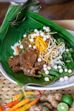 Geleneksel Endonezya Cevizi Koyor Muz Yaprağı ve Fıstık Sosu