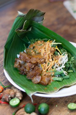 Pecel Koyor, Muz Yaprağı 'nda Fıstık Sosu ve Sebzeli Geleneksel Cava Yemekleri