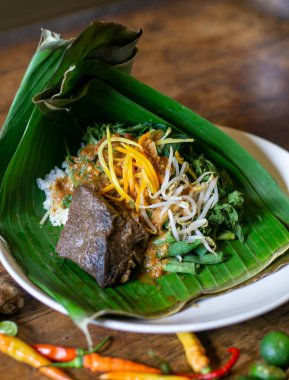 Otantik Endonezya Pecel 'i tahu bacem, Geleneksel Cava yemeği Muz Yaprağı üzerine servis edilir