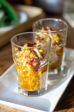 Taze Endonezya Rujak salatası baharatlı palmiye şekeri sosu ve nar salatası.