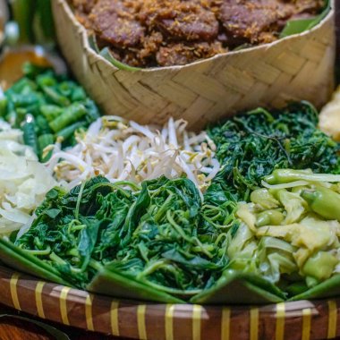 Endonezya kaynamış sebzeleri ve muz yaprağının üzerinde dokuma sepetinde fasulye filizi, canlı yeşiller ve zengin dokular, mutfak içeriği, menüler ve sağlıklı gıda pazarlaması için harika.