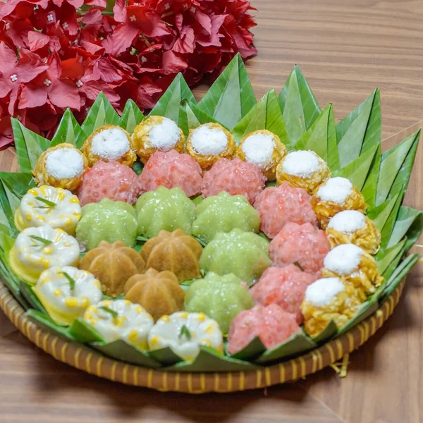 Çeşitli geleneksel Endonezya tatlıları muz yaprakları üzerinde güzelce düzenlenmiş. Pirinç unundan yapılmış otantik Asya tatlı çeşitleri, yazı işleri ve mutfak tasarımı projeleri için mükemmel..