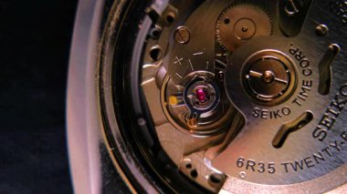Semarang, Endonezya - 28 Temmuz 2025: Seiko otomatik mekanik saatinin iç hareketinin editör makro görüntüleri, bilançoyu, yakut mücevheri, saç ve metal bileşenleri gösteriyor.