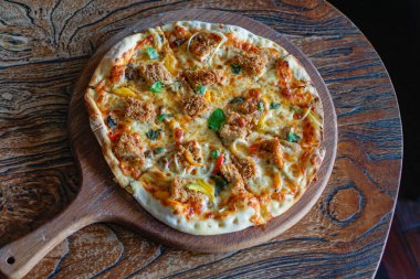 Çıtır tavuklu, erimiş peynirli, fesleğenli ve sade ahşap biberli üstü pizza. Reklamlar, menüler, yemek blogları ve restoran markaları için mükemmel.