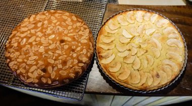 Pişirdikten sonra taze pişmiş bademli kek ve elmalı turta soğutma. Ev yapımı hamur tatlısı ve pastane konsepti.