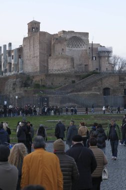 Venüs ve Roma Tapınağı 'na bir göz atın. Constantine Kemeri' nden birkaç adım ötede Piazza del Colosseo 'dan görüldü..