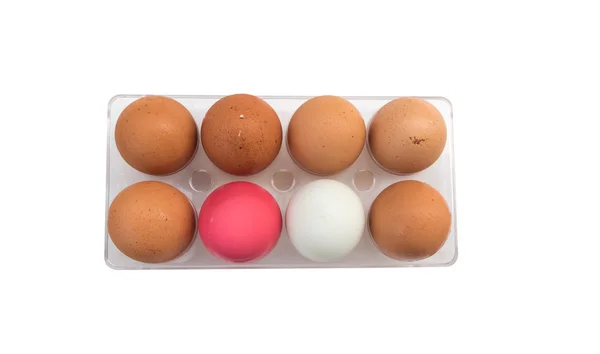 Свежие яйца белые, розовые и коричневые куриные яйца на белой спинке — стоковое фото