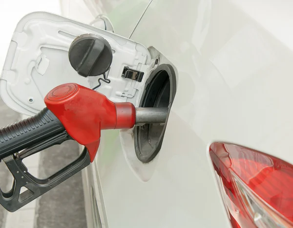Palivo, palivové trysky přidat palivo v autě u čerpací stanice — Stock fotografie