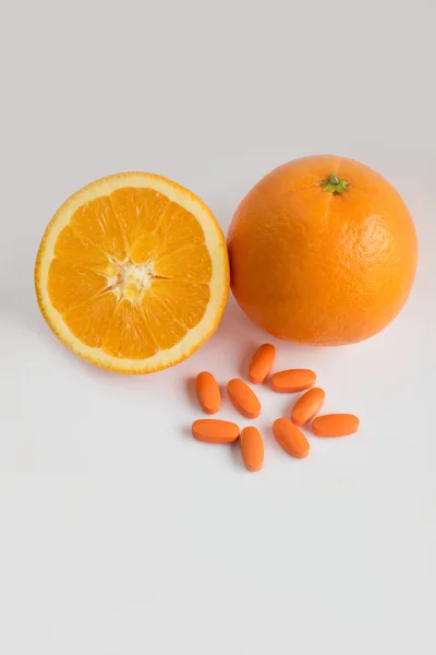 Orange et vitamine C sur fond blanc — Photo