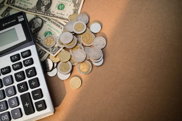 Üstten Görünüm hesap makinesi para kahverengi zemin üzerine