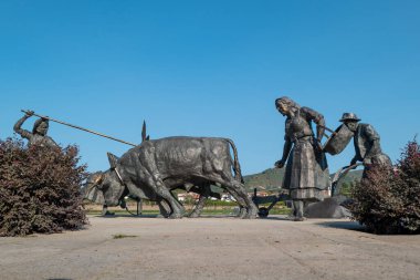 Ponte de Lima 'daki Kırsal Anılar Anıtı, Minho' nun tarım geleneğini onurlandıran bir grup öküzün sürdüğü bronz bir çiftçi heykeli.