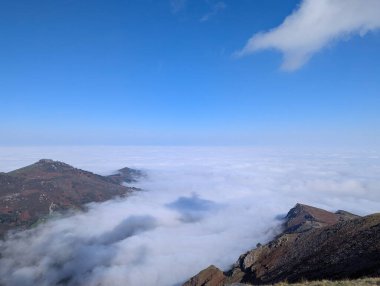 Itxassou 'daki Artzamendi Dağları' nın göz kamaştırıcı sonbahar manzarası, Fransa 'da mavi gökyüzünün altında bir sis örtüsüyle
