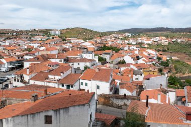 Portekiz 'de parçalı bulutlu bir gökyüzü altında dağlık bir manzarayla çevrili, Tras-os-Montes' teki Freixo de Espada a Cinta adlı Manueline köyünün panoramik manzarası.