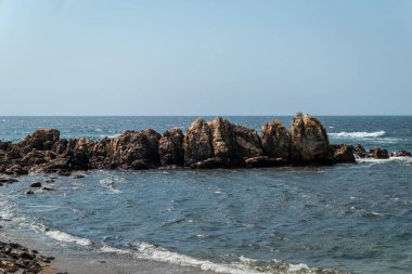 Viana do Castelo 'daki Atlantik kıyılarının ayrıntıları, Portekiz' deki nemli kum ve mavi ufka zıt olarak suya uzanan düzensiz şekilli dev kaya kütleleriyle dolu.