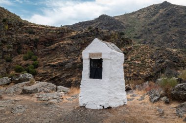 Portekiz 'in Freixo de Espada a Cinta kentindeki eski Castro de Sao Paulo yerleşiminin kalıntılarının yanındaki kayalık ve kurak arazide yer alan yol kenarı türbelerinden oluşan küçük bir türbe.