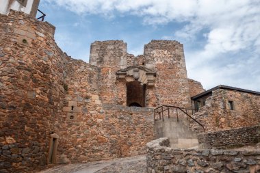 Portekiz 'deki tarihi Figueira de Castelo Rodrigo köyünün ortaçağ harabelerine çıkan yan merdivenlerle Castelo Rodrigo' nun eski duvarının yıkılmış kapısı.