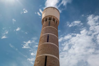 Etkileyici taş yapımı su kulesi, Portekiz 'de bir su anıtı.