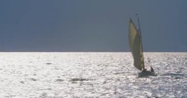 Yelkenli floting Maggiore Gölü 