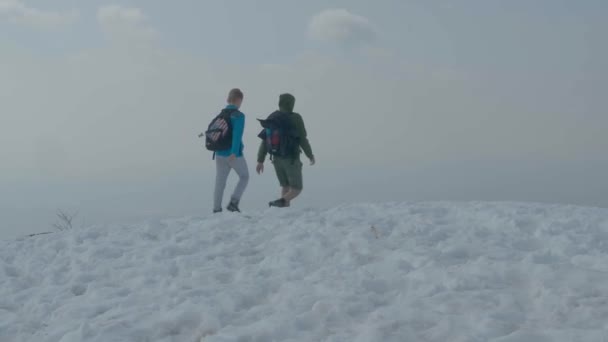 Youngs περπάτημα στο χιόνι — Αρχείο Βίντεο