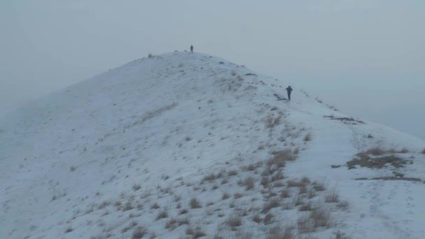 Ходьба на вершині гори — стокове відео