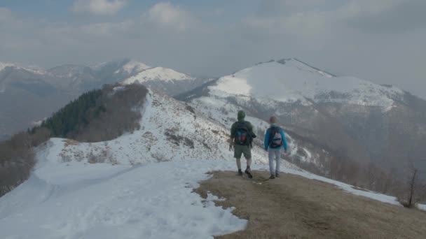 Caminando en la nieve en la montaña — Vídeo de stock
