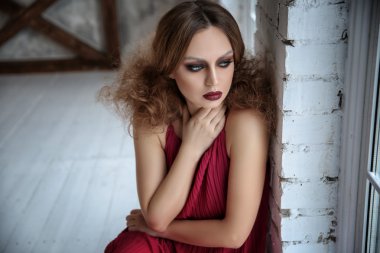 Beyaz elbiseli kızıl saçlı modeli