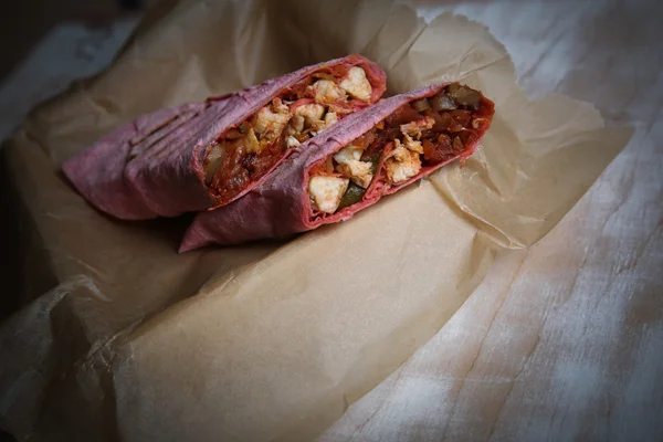 Falafel ve taze sebzeler ahşap masada pide