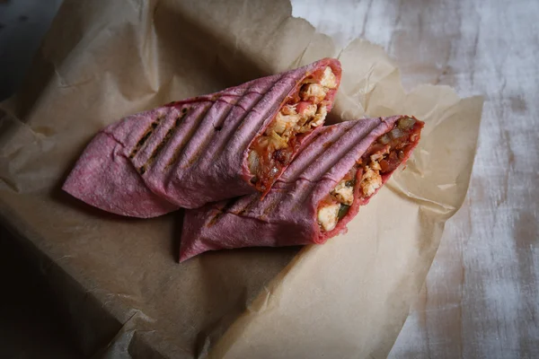 Falafel ve taze sebzeler ahşap masada pide