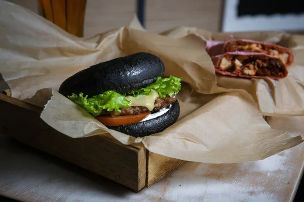 Siyah burger tavuk pide ve vegeteables ahşap tablo 