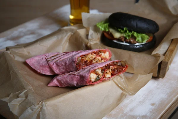 Siyah burger tavuk pide ve vegeteables ahşap tablo 