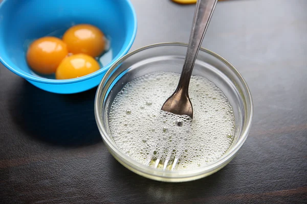 Ham egs aşçı için hazırlanıyor