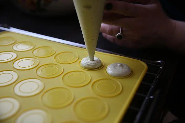 Macaron/acıbadem kurabiyesi, Fransız tatlı yapım süreci